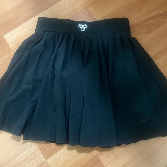 Aritzia tennis skirt - Picture 3 of 3